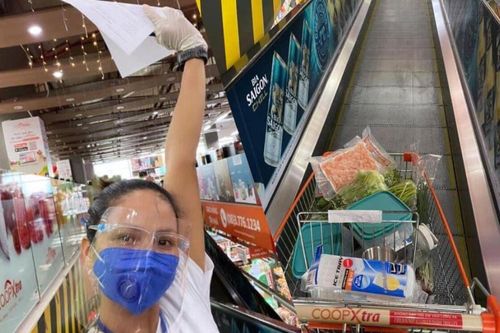 Vừa làm shipper giờ đây H'hen Niê đi siêu thị giúp bạn bè và người dân