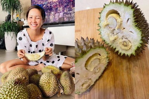 Xem H'Hen Niê bổ sầu riêng mà cư dân mạng 'cười ra nước mắt': Bổ kiểu này thì làm sao làm dâu được đây!
