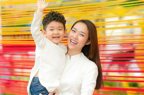 Những 'single mom' của showbiz Việt mạnh tay chi tiền khủng đầu tư chuyện học hành cho con