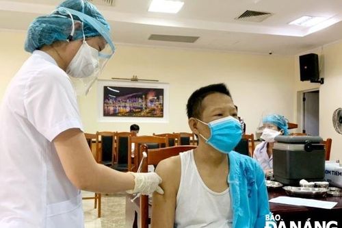 Người già thuộc nhóm đối tượng nào được ưu tiên tiêm vắc-xin Covid-19?