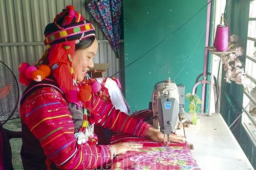 Gìn giữ nét đẹp trang phục truyền thống