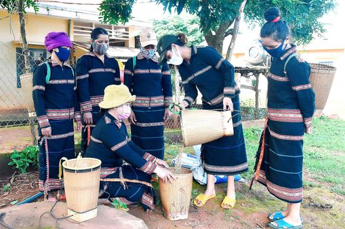 Kho thóc tình thương của phụ nữ Lơ Pang