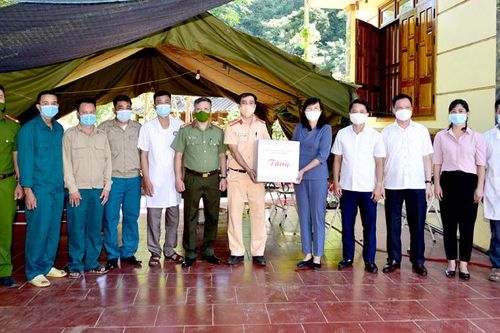 Lãnh đạo tỉnh thăm, tặng quà chốt kiểm soát dịch bệnh Covid-19