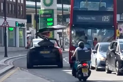 Tesla Model X gãy cửa cánh chim vì tài xế chơi ngông