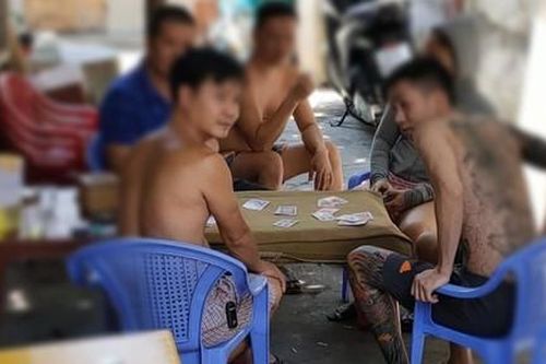 Lập 2 sòng đánh bài trong lúc cao điểm phòng chống dịch