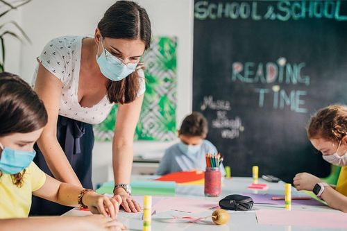 Chỉ vì đeo khẩu trang, giáo viên Mỹ bị phụ huynh hành hung