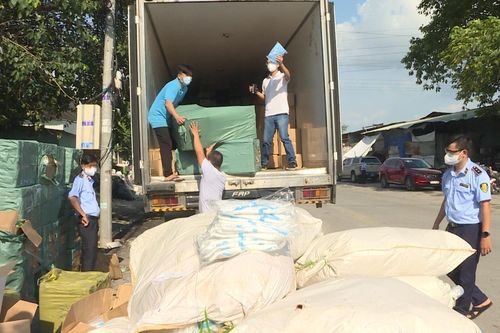 Bắt giữ xe tải chứa hơn 350.000 thiết bị y tế nhập lậu ở TP.HCM