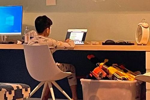 Cường Đô La chụp lén Subeo đang học bài nhưng căn phòng chuẩn 'rich kid' của cậu bé mới gây chú ý