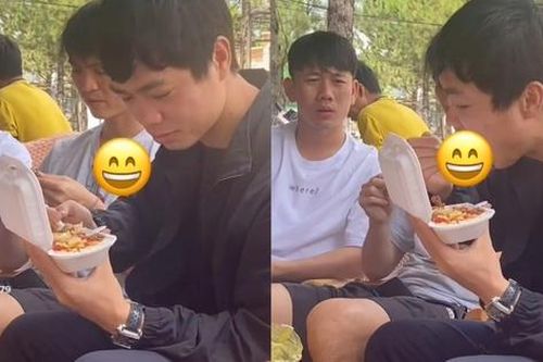 Khoảnh khắc giật 'spotlight': Cầu thủ Minh Vương dán mắt vào hộp xôi trên tay Công Phượng