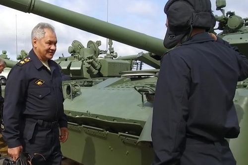 Bộ trưởng Quốc phòng Nga trực tiếp cầm lái xe tăng T-80BVM