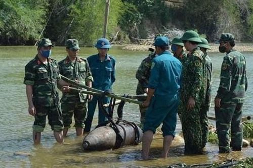 Quảng Ngãi: Tiêu hủy thành công quả bom nặng hơn 300 kg
