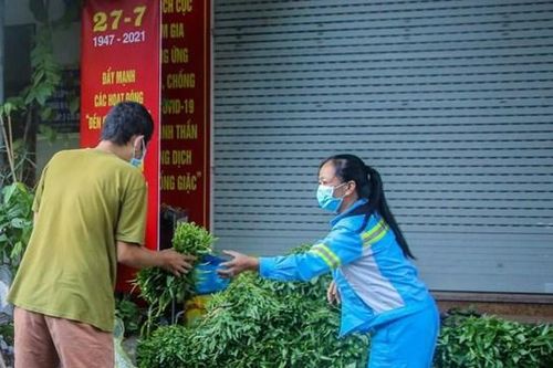 Hai nữ lao công mỗi ngày phát 4 tạ rau miễn phí cho dân vùng dịch