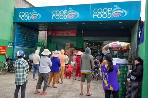 TP HCM siết mạnh giãn cách xã hội, dân ùn ùn đi mua thực phẩm
