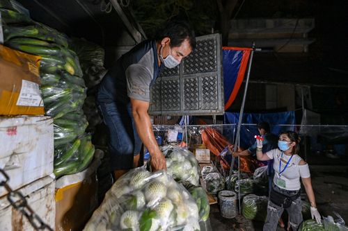 Xếp hàng đi chợ đầu mối lúc nửa đêm ở Hà Nội