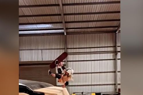 Bé gái 5 tuổi nổi tiếng nhờ kỹ năng trượt ván ấn tượng