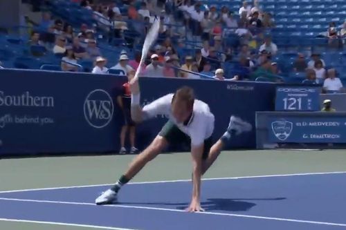 Medvedev vấp ngã trong trận thắng Dimitrov