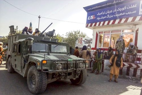 Binh sĩ Taliban diễu hành trên phố cùng vũ khí Mỹ
