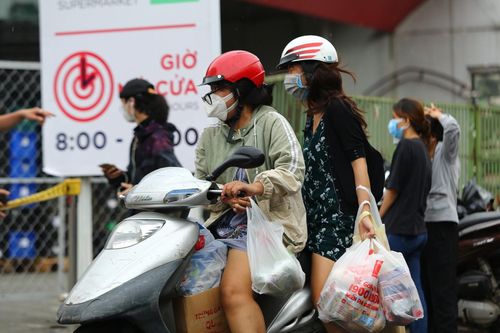 Người dân TP.HCM vội vã đi mua thực phẩm dự trữ