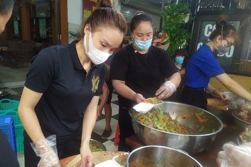 Những bữa cơm ấm lòng người dân vùng tâm dịch thị trấn Thường Tín