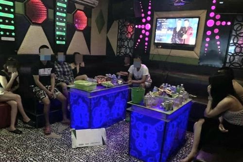 Hà Nội: Bất chấp lệnh cấm, chủ quán vẫn mở cửa cho nhân viên nữ phục vụ 4 khách hát