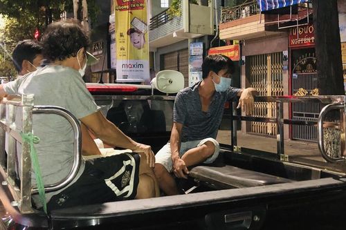 Tụ tập nhậu bất chấp lệnh cấm