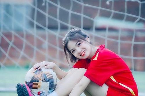 Nữ sinh xinh đẹp tân sinh viên Trường Đại học Thủy lợi với đam mê trái bóng tròn