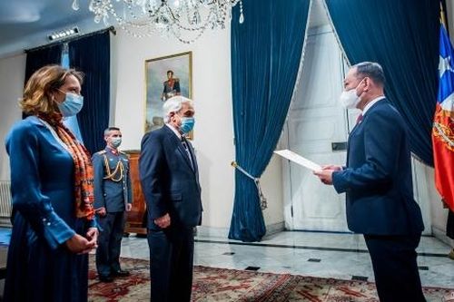 Đại sứ Phạm Trường Giang trình Thư ủy nhiệm lên Tổng thống Chile Sebastian Pinẽra Echenique