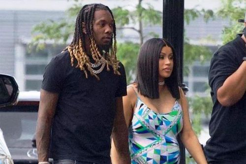 Nữ ca sĩ Cardi B mặc đồ bó, khoe bụng bầu khi dạo phố