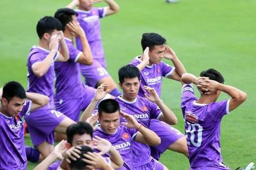 Đội tuyển Việt Nam thi đấu lúc nửa đêm