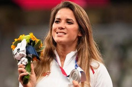Nữ vận động viên 25 tuổi bán huy chương bạc Olympic giúp em bé mổ tim
