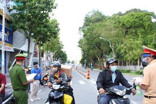 Vì sao đường phố TPHCM vẫn tấp nập giữa thời điểm giãn cách xã hội?