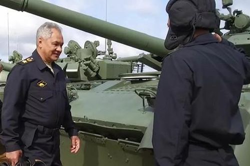 Bộ trưởng Quốc phòng Nga lái xe tăng T-80 kiểm tra đường đua Tank Biathlon