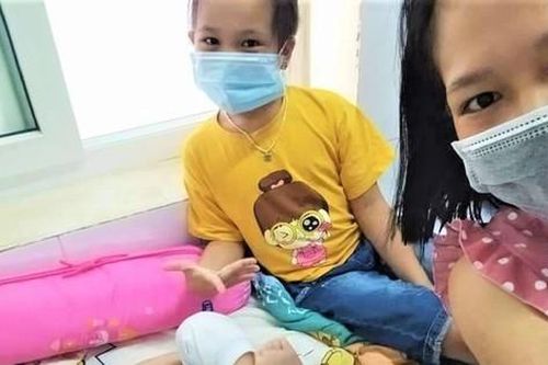 Thành F0, nữ điều dưỡng vừa trị bệnh kiêm 'bảo mẫu' cho các em nhỏ