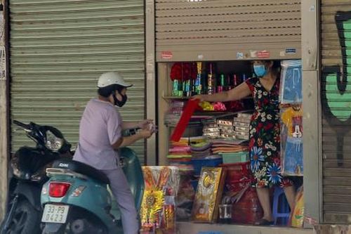 Tiểu thương hé cửa buôn bán vàng mã bất chấp giãn cách xã hội