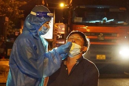 Xuyên đêm gác chốt cửa ngõ, lấy mẫu xét nghiệm tài xế đi vào Đà Nẵng