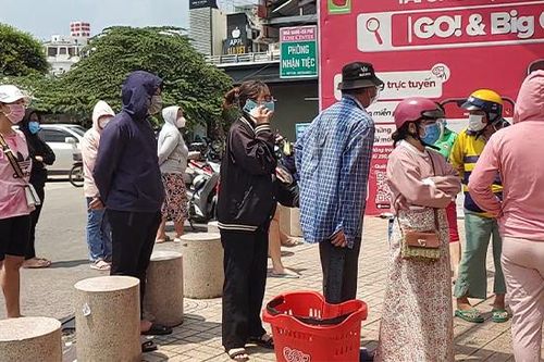 Người dân TP.HCM ùn ùn xếp hàng mua lương thực, thực phẩm dự trữ