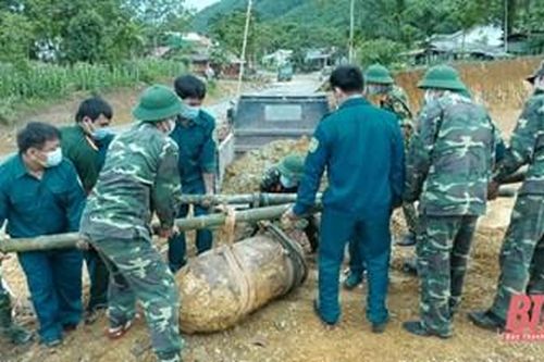 San ủi nền nhà, phát hiện quả bom dài 1,2m