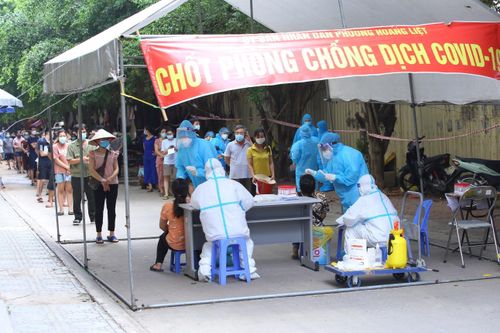 Lấy mẫu xét nghiệm COVID-19 cho người dân tòa HH4C và HH4 Linh Đàm