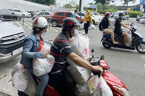 Người dân TP Hồ Chí Minh xếp hàng dài mua thực phẩm dự trữ