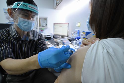 Singapore nới lỏng hạn chế, tiếp tục duy trì quy định đeo khẩu trang