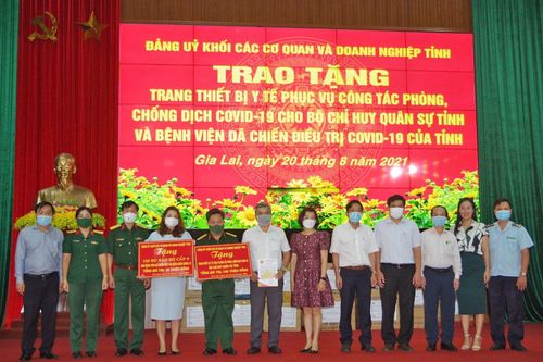 Đảng ủy Khối các Cơ quan và Doanh nghiệp tỉnh Gia Lai tặng vật tư y tế phục vụ phòng-chống dịch