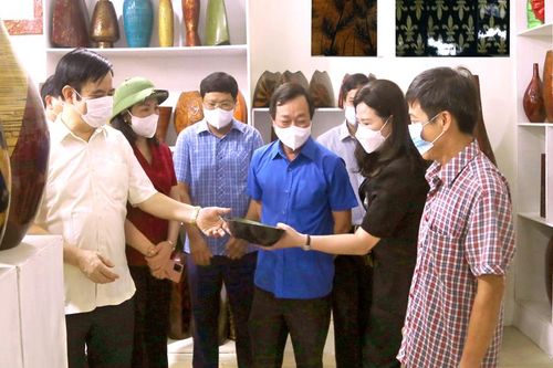 Chủ tịch UBND tỉnh Bùi Văn Quang thăm, kiểm tra tình hình sản xuất nông nghiệp trên địa bàn huyện Thanh Ba, Phù Ninh