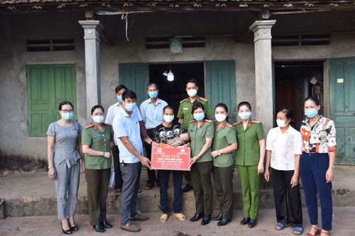 Thăm và tặng quà cho trẻ em có hoàn cảnh khó khăn tại huyện Cẩm Khê