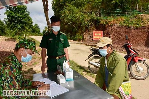 Một ngày trên chốt 'nóng'