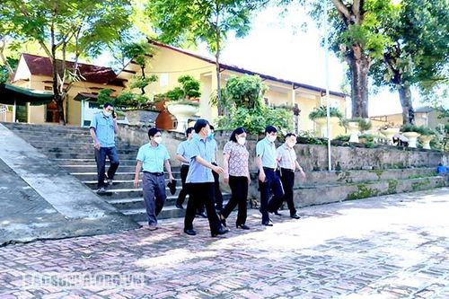 Khảo sát địa điểm thành lập bệnh viện dã chiến tại huyện Phù Yên