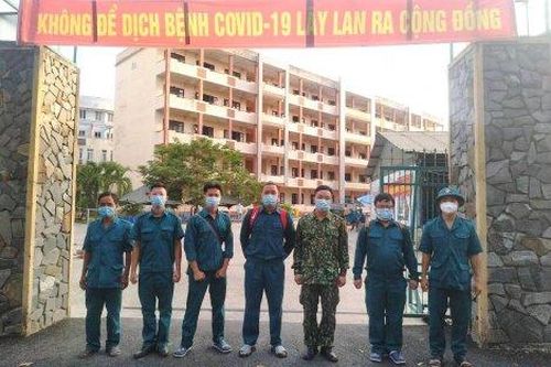 Chính trị - Xã hội Theo dòng thời sự Cha bảo vệ vòng ngoài, con chốt chặn vòng trong khung cách ly