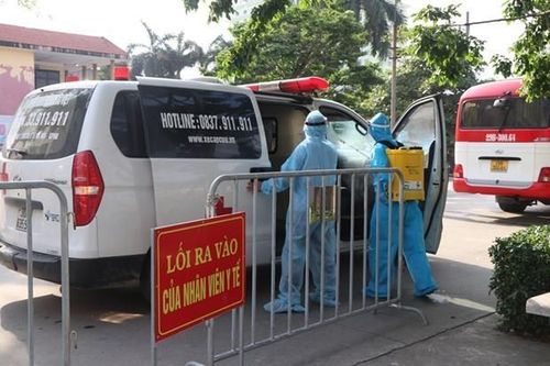 Nhân viên y tế đưa bệnh nhân từ TP.HCM ra Hà Nội cấp cứu dương tính SARS-CoV-2
