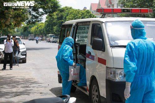 Hà Nội: Cận cảnh chuyến xe đưa F0 và F1 ở ổ dịch HH4C Linh Đàm đi cách ly