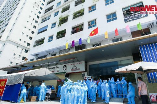 Phong tỏa một chung cư có nhiều ca mắc COVID-19 ở Hà Nội