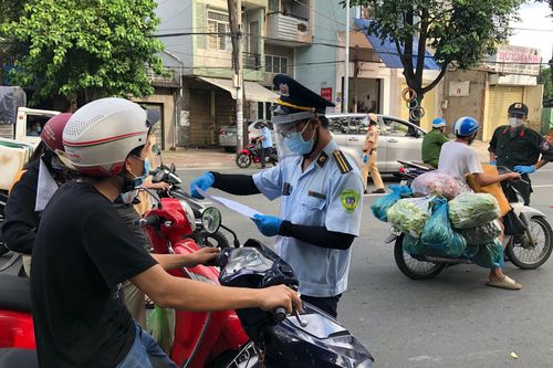 Đề xuất công chức TP.HCM mặc áo đồng phục có logo nhận diện khi ra đường